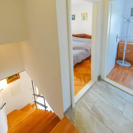 Loza Apartment Pucisca