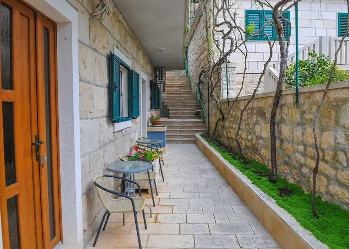 Loza Apartman *